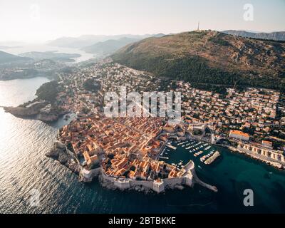 Vista aerea da un drone sulla costa di Dubrovnik e la città vecchia in Croazia. Foto Stock