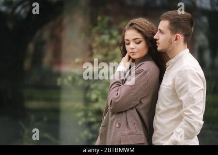 Ritratto di coppia innamorata. Giovane uomo e donna con capelli ricci all'aperto Foto Stock