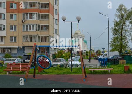 Il parco giochi per bambini è chiuso. Nastro BAN. La lotta contro il virus COVID-19. Spazio di copia. Krasnogorsk, regione di Mosca, Russia - 21 maggio 2020 Foto Stock