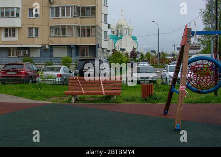 Il parco giochi per bambini è chiuso. Nastro BAN. Prevenzione del coronavirus COVID-19. Spazio di copia per il testo. Krasnogorsk, regione di Mosca, Russia - 21 maggio 2020 Foto Stock