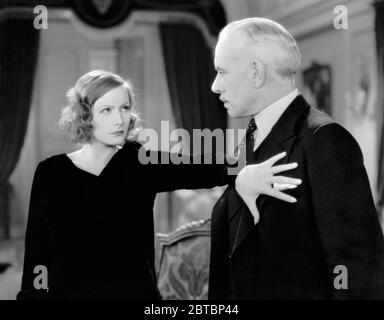 L'attrice svedese Greta Garbo (Retrospettiva), (nata il 18 settembre 1905, morì il 15 aprile 1990 all'età di 84 anni) con Lewis Stone (1879 - 1953) nel film 'Donna degli affari' (1928) MGM. Riferimento file n. 34000-039THA Foto Stock