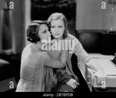 L'attrice svedese Greta Garbo (Retrospettiva), (nata il 18 settembre 1905, morì il 15 aprile 1990 all'età di 84 anni) con Dorothy Sebastian nel romantico dramma 'The Single Standard', diretto da John S Robertson (1929) MGM file Reference n. 34000-091THA Foto Stock