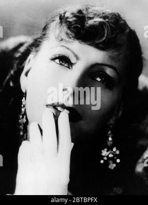 L'attrice svedese Greta Garbo (Retrospettiva), (nata il 18 settembre 1905, morì il 15 aprile 1990 a 84 anni) come star dell'opera Madam Rita Cavallini in 'Romance', diretta da Clarence Brown (1930) MGM. Riferimento file n. 34000-123THA Foto Stock
