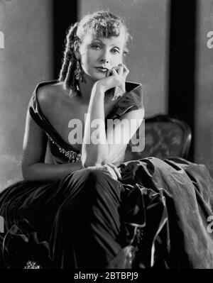 L'attrice svedese Greta Garbo (Retrospettiva), (nata il 18 settembre 1905, morì il 15 aprile 1990 a 84 anni) come star dell'opera Madam Rita Cavallini in 'Romance', diretta da Clarence Brown (1930) MGM, Photo by George Hurrell. Riferimento file n. 34000-127THA Foto Stock