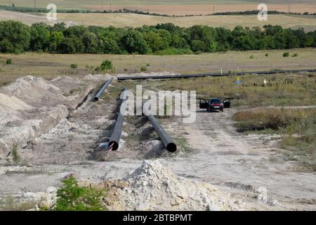 Costruzione della conduttura. Un gasdotto sotterraneo, conduttura che posa sotterranea. Foto Stock