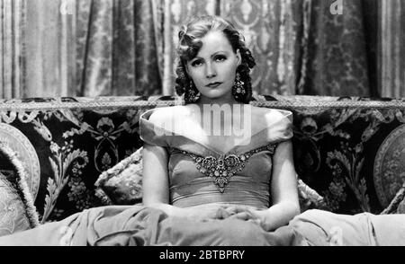 L'attrice svedese Greta Garbo (Retrospettiva), (nata il 18 settembre 1905, morì il 15 aprile 1990 a 84 anni) come star dell'opera Madam Rita Cavallini in 'Romance', diretta da Clarence Brown (1930) MGM. Riferimento file n. 34000-175THA Foto Stock