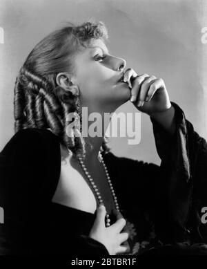 L'attrice svedese Greta Garbo (Retrospettiva), (nata il 18 settembre 1905, morì il 15 aprile 1990 a 84 anni) come star dell'opera Madam Rita Cavallini in 'Romance', diretta da Clarence Brown (1930) MGM. Foto di George Hurrell, riferimento file n. 34000-218THA Foto Stock