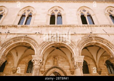 Il Palazzo Princely è un museo del palazzo gotico e rinascimentale del XIV secolo, con mostre di mobili antichi e emblemi a Dubrovnik, in Croazia. Foto Stock