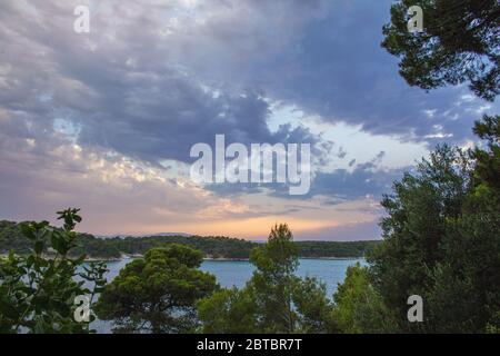 Vista sulla costa dal parco cittadino di Komrcar nella città di Rab sull'isola di Rab, Croazia Foto Stock