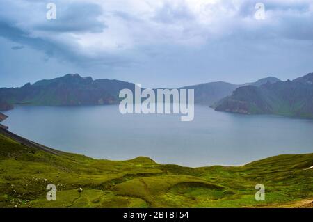 Lago di Tianhu nel cratere vulcanico del monte Changbaishan (Paektu) nella provincia di Jilin al confine tra Cina e Corea del Nord Foto Stock