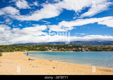 Paesaggio selvaggio e spiaggia vicino Novalja sull'isola di Pag in Croazia Foto Stock