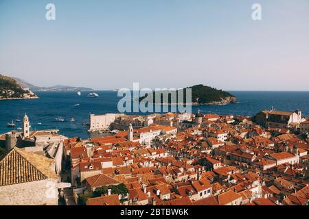 Vista dal muro sui tetti della città vecchia di Dubrovnik, il campanile del monastero domenicano, la cupola della chiesa di San Vlah e il Foto Stock