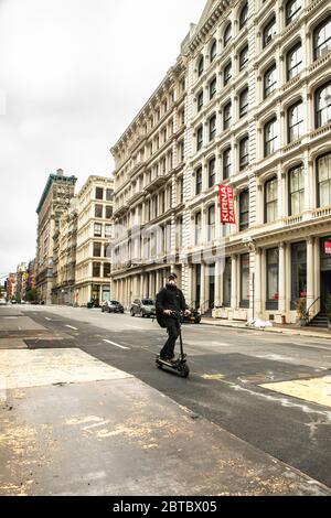 New York City, New York, USA - 24 maggio 2020: Strada tranquilla a SoHo a Manhattan durante il Covid-19 Coronavirus Pandemic Foto Stock