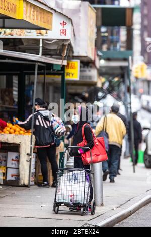 New York City - 24 maggio 2020: Vista delle persone ai mercati di marciapiede a Chinatown a Manhattan, durante il Covid-19 Coronavirus Pandemic Foto Stock