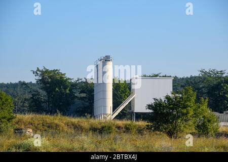 La fabbrica è un whee. Miscelazione di calcestruzzo per miscelatori. Produzione di calcestruzzo. Foto Stock