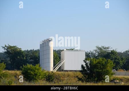 La fabbrica è un whee. Miscelazione di calcestruzzo per miscelatori. Produzione di calcestruzzo. Foto Stock