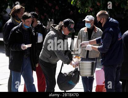 13 maggio 2020, Kiev, Ucraina: I senzatetto e i poveri che indossano maschere facciali come misura preventiva contro la diffusione del coronavirus COVID-19 si trovano in fila per ricevere cibo gratuito distribuito da un'organizzazione di beneficenza attivisti in Piazza Independence in mezzo alla crisi del coronavirus.il governo ucraino ha esteso la quarantena del coronavirus nel paese fino al 22 Maggio 2020. Il 2020 maggio 05 il Ministero della Sanità dell'Ucraina ha registrato in totale 12,697 casi confermati e 316 decessi dall'inizio dell'epidemia di Coronavirus Covid-19 in Ucraina. La malattia è stata confermata in 881 bambini e 2 Foto Stock