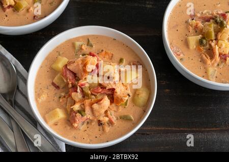 Zuppa di salmone affumicata: Tre ciotole di zuppa di pesce e verdure Foto Stock