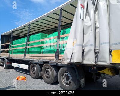 Taman, Russia - 9 giugno 2019: Blocco di schiuma su pallet in un camion. Trasporto del blocco di gas. Foto Stock