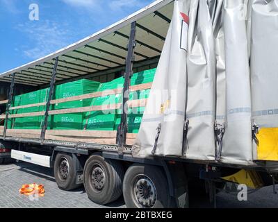 Taman, Russia - 9 giugno 2019: Blocco di schiuma su pallet in un camion. Trasporto del blocco di gas. Foto Stock