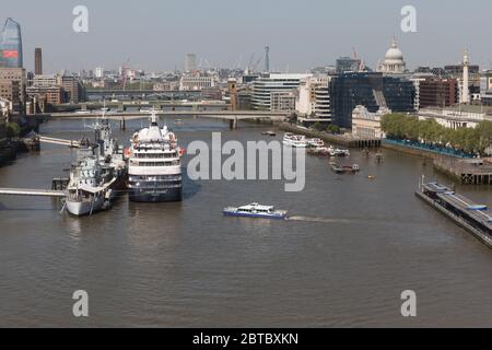 Negozio di navi da crociera attraccato accanto all'HMS Belfast, London Bridge (MBNA è ex sponsor di Thames Clippers) Foto Stock