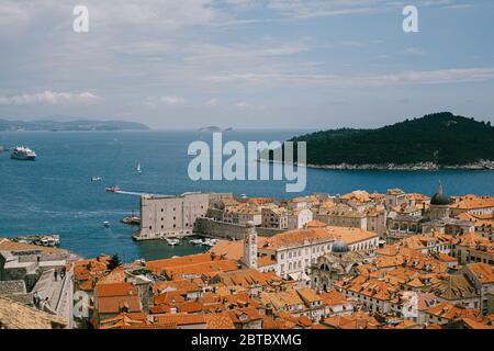 Vista dal muro sui tetti della città vecchia di Dubrovnik, il campanile del monastero domenicano, la cupola della chiesa di San Vlah e il Foto Stock