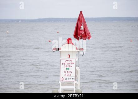 Rye, Stati Uniti. 24 maggio 2020. Un bagnino guarda una sezione di spiaggia nel weekend del Memorial Day a Rye Playland Beach durante il Coronavirus Pandemic a New York City domenica 24 maggio 2020. Più di 5.3 milioni di casi di COVID-19 sono stati segnalati in tutto il mondo, con oltre 343,000 decessi. Foto di John Angelillo/UPI Credit: UPI/Alamy Live News Foto Stock