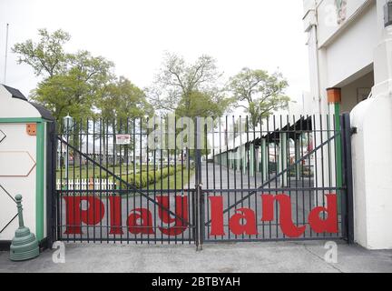 Rye, Stati Uniti. 24 maggio 2020. Le porte del parco divertimenti Playland rimangono chiuse il fine settimana del Memorial Day a Rye Playland Beach durante il Coronavirus Pandemic a New York City domenica 24 maggio 2020. Più di 5.3 milioni di casi di COVID-19 sono stati segnalati in tutto il mondo, con oltre 343,000 decessi. Foto di John Angelillo/UPI Credit: UPI/Alamy Live News Foto Stock