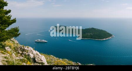 Lokrum è una piccola isola del Mare Adriatico, vicino a Dubrovnik, Croazia. Una piccola nave da crociera ormeggiata vicino all'isola. Vista dalla piattaforma di osservazione da Foto Stock