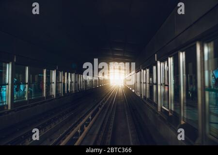 All'interno della metropolitana di Dubai, piattaforma della stazione della metropolitana, vista dal treno, dal corridoio o dal tunnel con prospettiva. Foto Stock