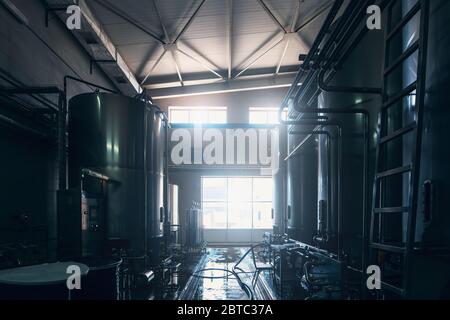 Interni industriali di produzione di acqua o di fabbrica di birra o di stabilimento. Grandi serbatoi o vasche d'acciaio. Contesto industriale. Foto Stock