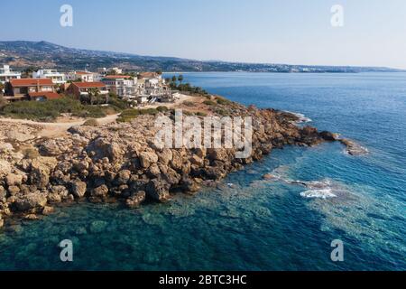 Cipro paesaggio vista aerea della costa di pietra gialla con ville e blu mar mediterraneo. Foto Stock