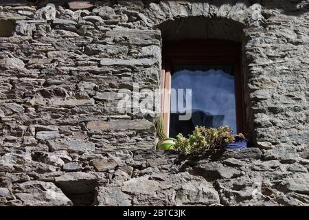 bella vista di una finestra in un cottage in un villaggio alpino Foto Stock