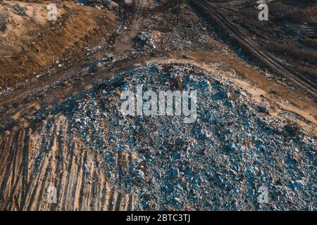 Montagne di rifiuti e rifiuti di plastica sul cantiere di scarico della città, vista aerea. Foto Stock