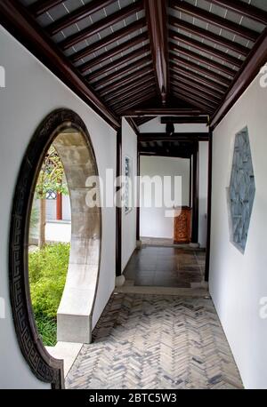 Moon-gate al Giardino Cinese, Dunedin, Central Business District, Otago District, South Island, Nuova Zelanda Foto Stock