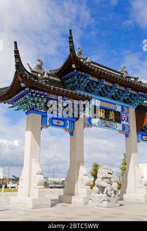 PAI Lou Gateway al Giardino Cinese, Dunedin, Central Business District, Otago District, South Island, Nuova Zelanda Foto Stock