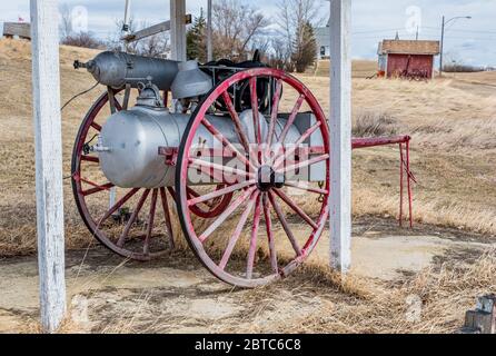 Attrezzature anticato antincendio su una carrozza di legno in Admiral, Saskatchewan Foto Stock