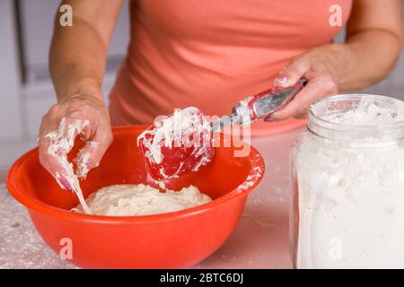 La panificazione può essere appiccicoso e gooey prima farina sufficiente è stato aggiunto alla pasta. Questo è il pane naan impasto. Foto Stock