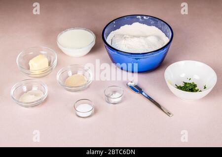 Ingredienti per preparare il pane di Naan, che comprende farina, lievito, lievito in polvere, acqua, burro, sale, zucchero di torbinado (non sbiancato), latticello e orega Foto Stock