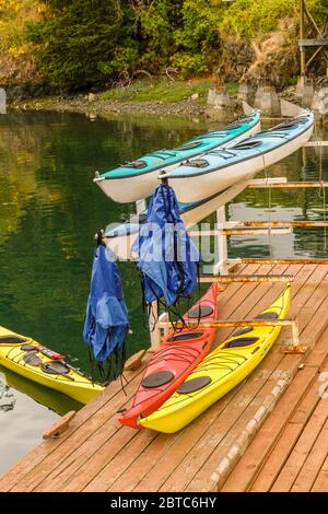 Kayak sul molo presso il porto turistico di Roche Harbour, San Juan Island, Washington, USA Foto Stock