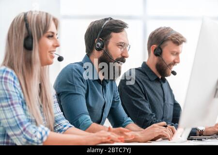 I dipendenti del centro business negli accessori seduto alla scrivania Foto Stock