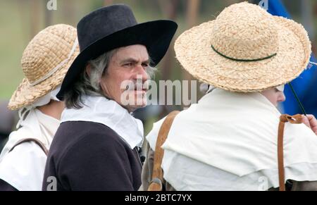 Un predicatore presbiteriano della società di re-enactment della Guerra civile inglese il Knot sigillato. Foto Stock