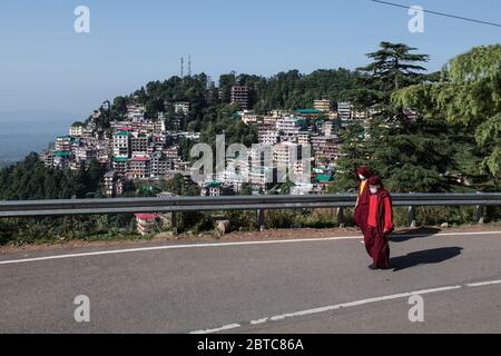 Monaci tibetani che indossano maschere protettive e la distanza sociale come precauzione per prevenire la diffusione del coronavirus COVID 19. Dharamshala, India. Foto Stock