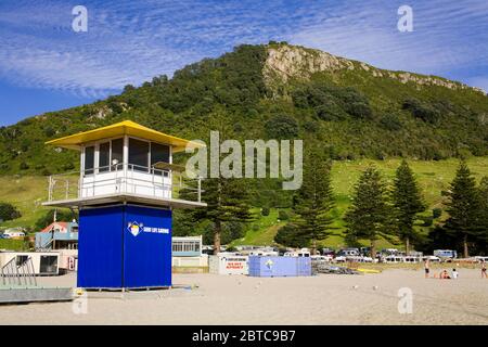 Torre principale bagnino della spiaggia a Monte Maunganui, Tauranga City, Isola del Nord, Nuova Zelanda Foto Stock