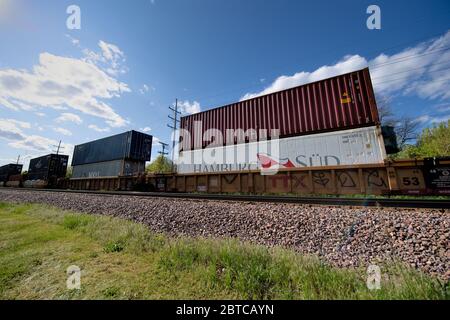 Ginevra, Illinois, Stati Uniti. Un treno di trasporto di tipo "stack" o "container" nel suo viaggio verso est verso Chicago. Foto Stock