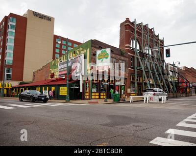 MEMPHIS, TENNESSEE - 22 LUGLIO 2019: Il bar a tema pub irlandese Silky o'Sullivan's opera da un famoso edificio di 100 anni, parzialmente tenuto insieme Foto Stock