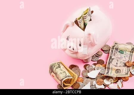 Banca Piggy rotta su sfondo rosa. Mockup, modello. Concetto di crisi finanziaria dopo la pandemia del coronavirus covid-19 Foto Stock
