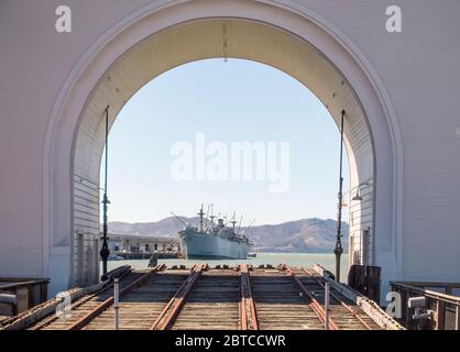 Nave Liberty SS Jeremiah o'Brien al molo 45, San Francisco, California, dall'arco del traghetto prima dell'incendio del maggio 2020 che distrusse parte del molo Foto Stock