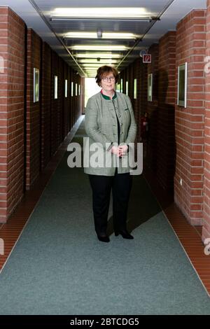 Kiel, Germania. 20 Maggio 2020. Sabine Sütterlin-Waack (CDU), Ministro dell'interno, delle aree rurali e dell'integrazione in Schleswig-Holstein, guarda alla telecamera durante una sessione fotografica presso il Ministero dell'interno. La 62 anni è attualmente l'unica donna ministro degli interni in Germania. Credit: Frank Molter/dpa/Alamy Live News Foto Stock