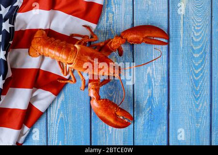 Bandiera americana sventolando nella deliziosa aragosta americana per cena, cibo costoso e raffinato, American Holiday Foto Stock